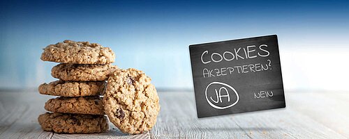 übereinandergestabelte Kekse und Tafel mit Frage: Cookies akzeptieren