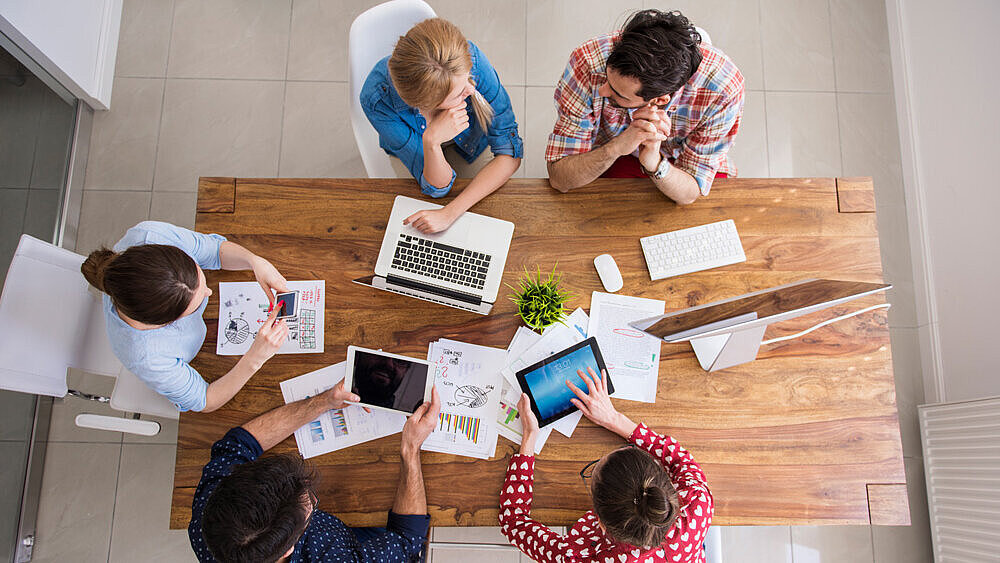 Personen arbeiten zusammen am Tisch