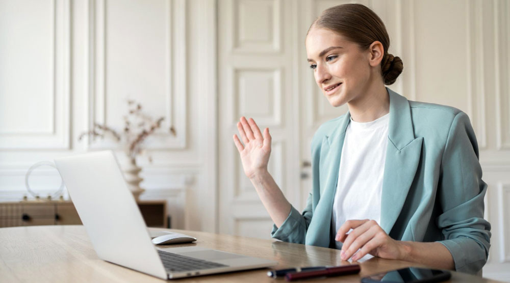 Frau mit Laptop vor weißer Tür